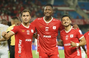 Tomás Ángel, Dany Rosero y Yeison Guzmán celebrando el gol de América vs. Águilas Doradas