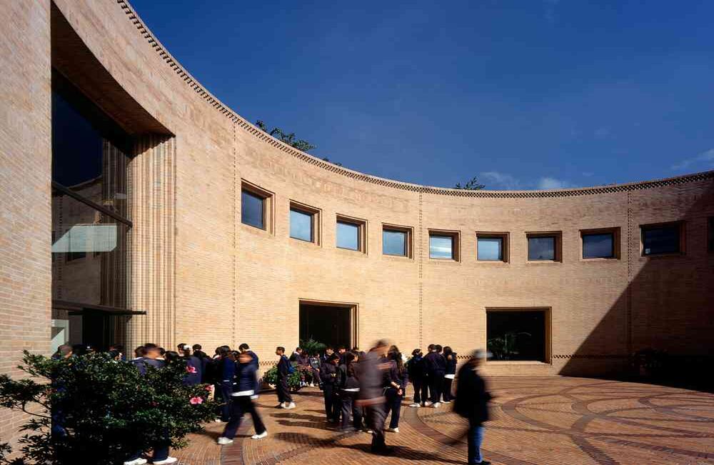 Patio del Archivo General de la Nación diseñado por el arquitecto Rogelio Salmona. Crédito: Fundación Rogelio Salmona-Enrique Guzmán