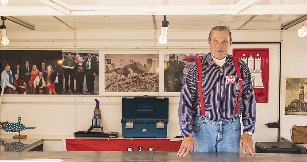 Dieter Bruhn muestra orgulloso su puesto de vacío. Un día más, lo vendió todo
