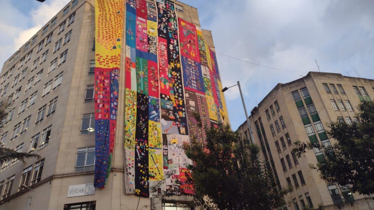 La fachada del edificio donde funciona la Comisión de la Verdad, en Bogotá, fue cubierta con los tejidos que cosieron las víctimas.