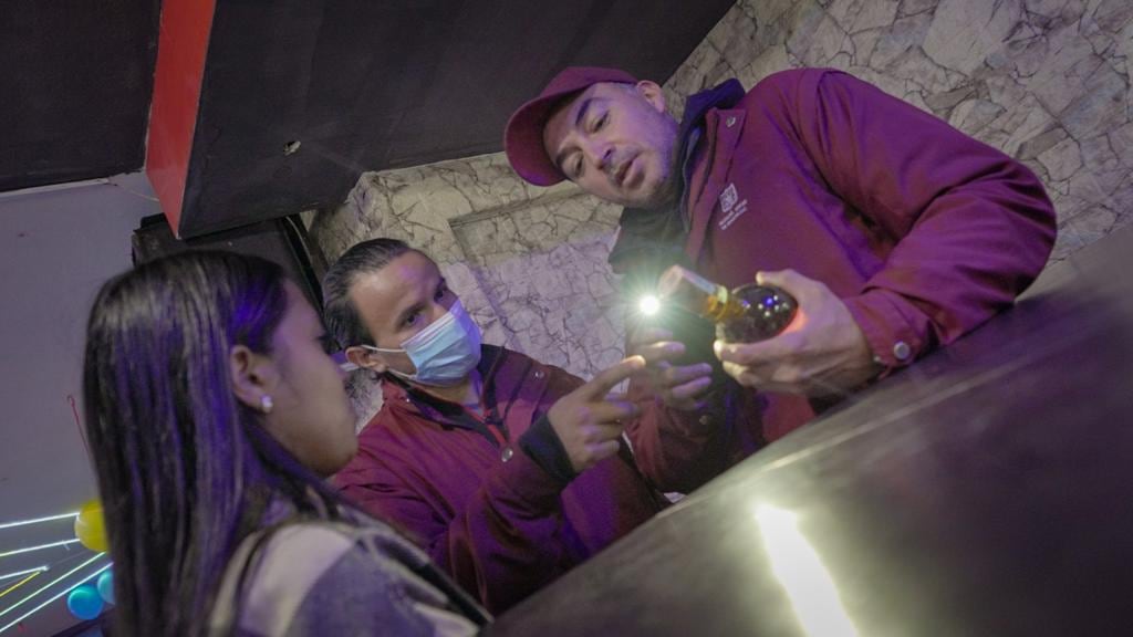 Operativos del Comando Nocturno en Bogotá dejaron 39 capturas y 211 botellas de licor adulterado decomisadas