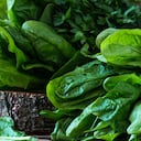 Si bien las espinacas son muy nutritivas y beneficiosas para la salud, es posible que algunas personas experimenten efectos secundarios.