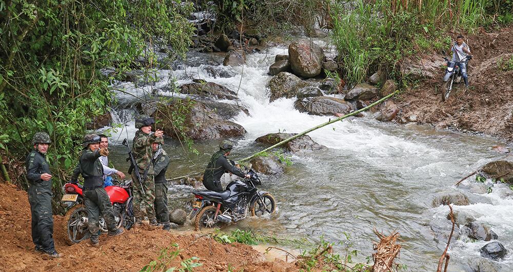 La comunidad hace maromas para cruzar de un lado al otro luego de que las disidencias de las Farc volaran un puente. 