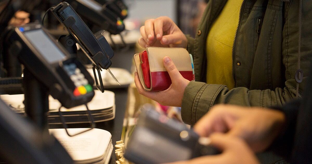 Tanto mujeres como hombres, se endeudan en su mayoría para adquirir bienes de consumo.
