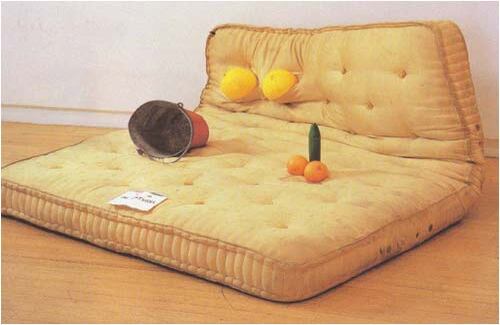 Sarah Lucas es una de las artistas británicas que más controversia genera. Su lenguaje crudo, sus alusiones directas e irínicas a la sexualidad generan reacciones encontradas. En la imagen: "Au Natural" (1994). 