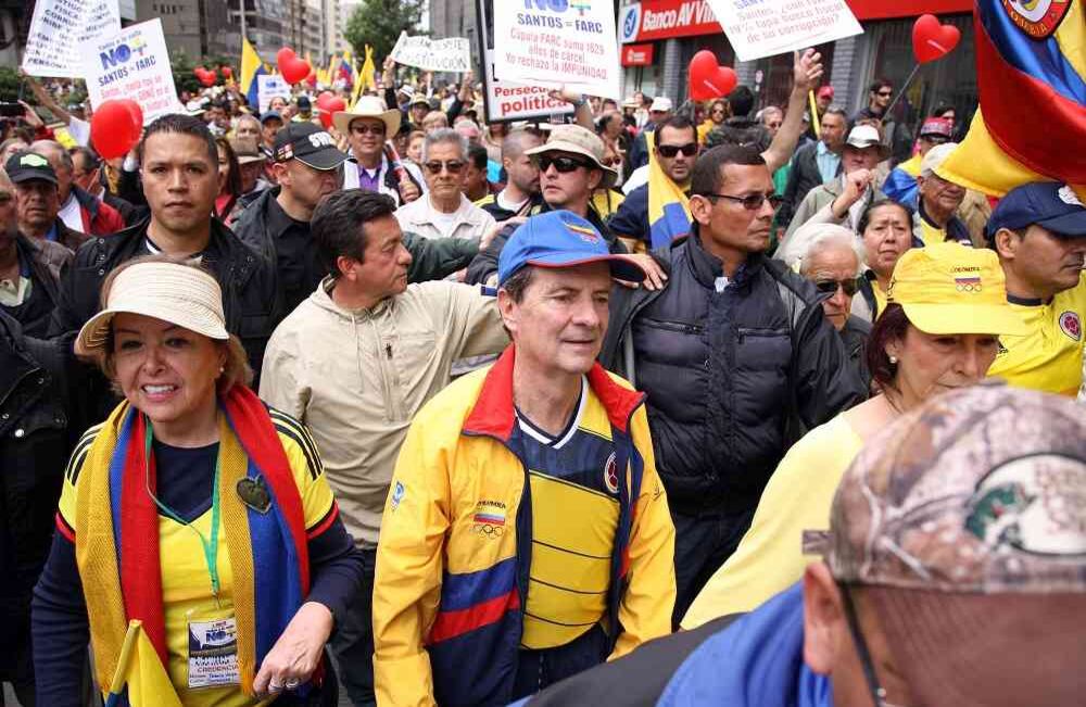 El ex ministro del Interior, Fernando Londoño Hoyos, se dejó ver en la marcha. Foto: León Darío Peláez / SEMANA