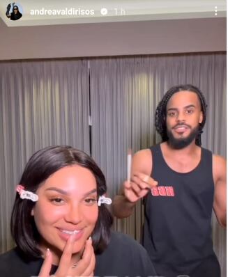 Andrea Valdiri y uno de sus maquilladores.