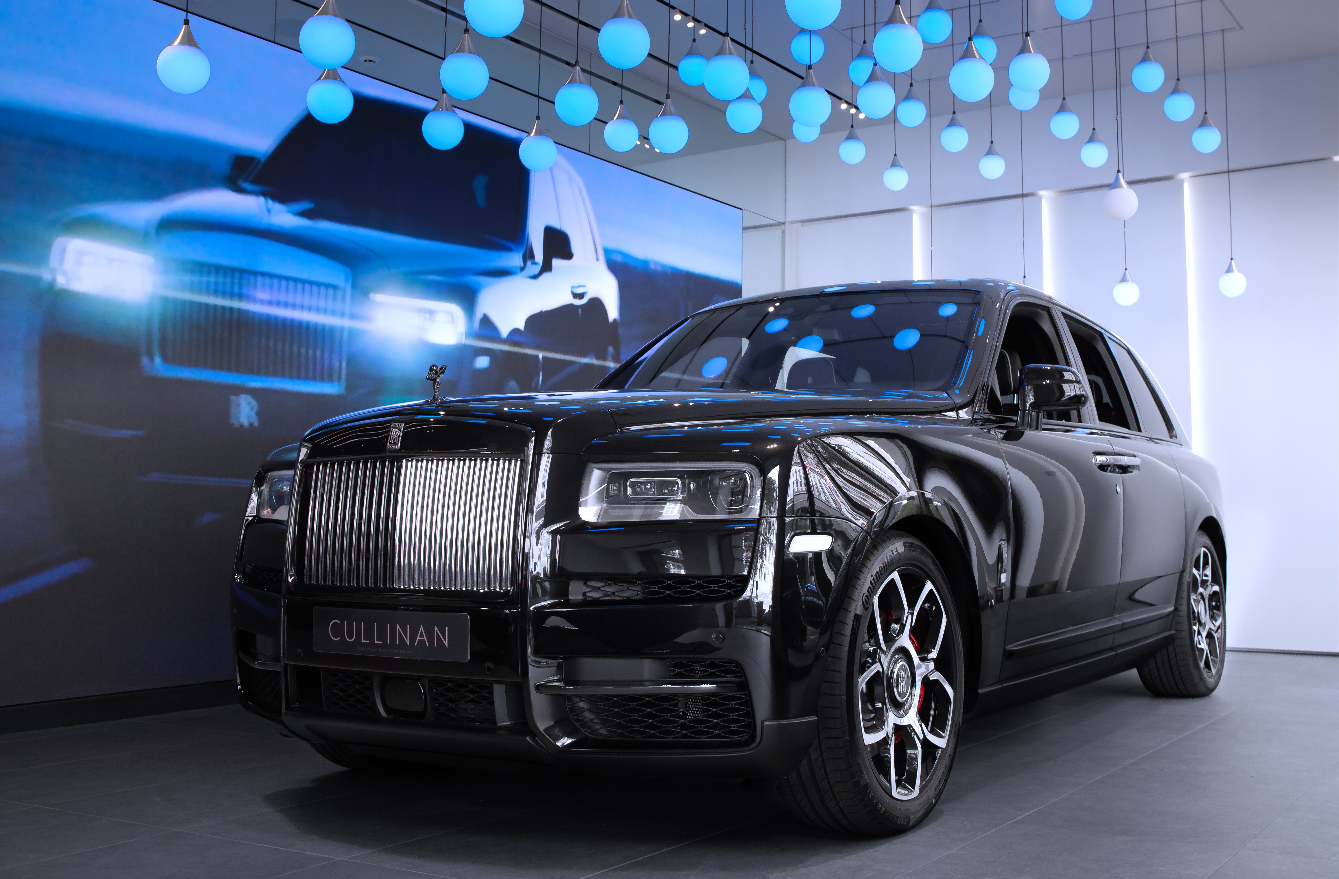 El Rolls Royce Cullinan es uno de los carros más lujosos del mundo.