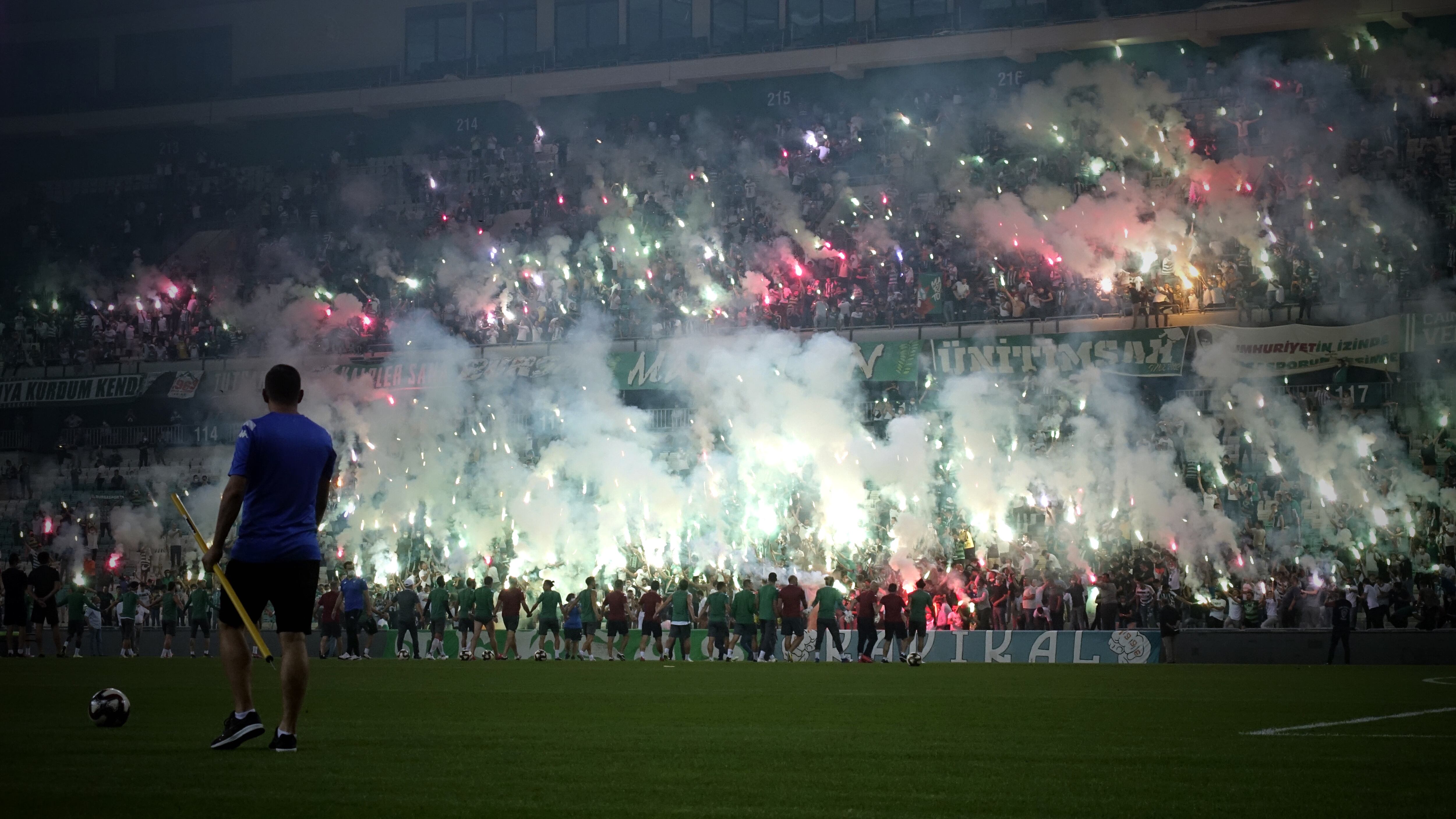 Bursaspor es un equipo de segunda división y sus hinchas lanzaron botellas durante todo el encuentro contra el Amedspor. Imagen de referencia