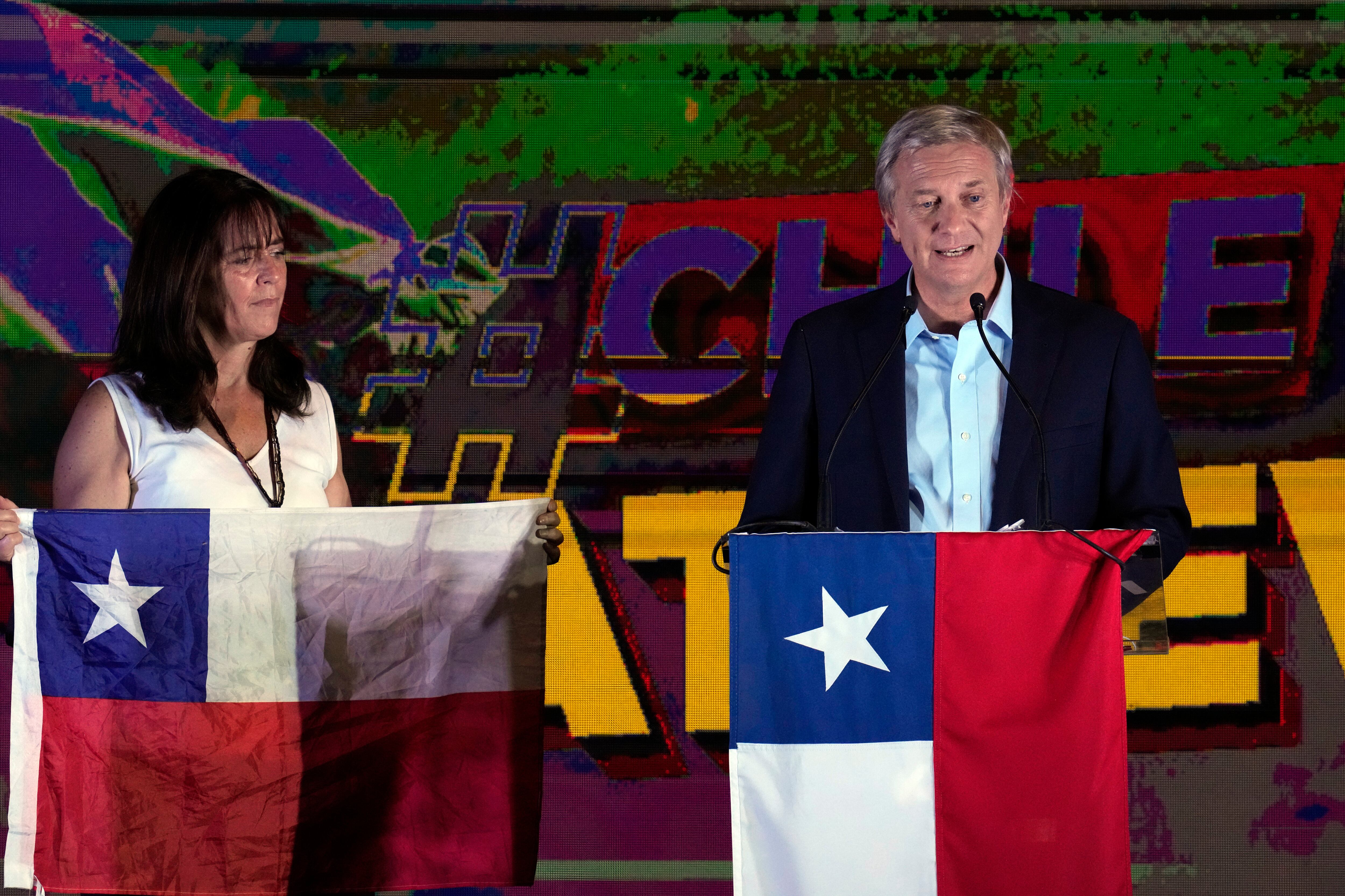El candidato presidencial del Partido Republicano, José Antonio Kast, habla con sus partidarios junto a su esposa Maria Pia Adriasola en la sede de su campaña luego de que cerraron las urnas y se anunciaron resultados parciales en Santiago, Chile. (AP Photo/Esteban Felix)