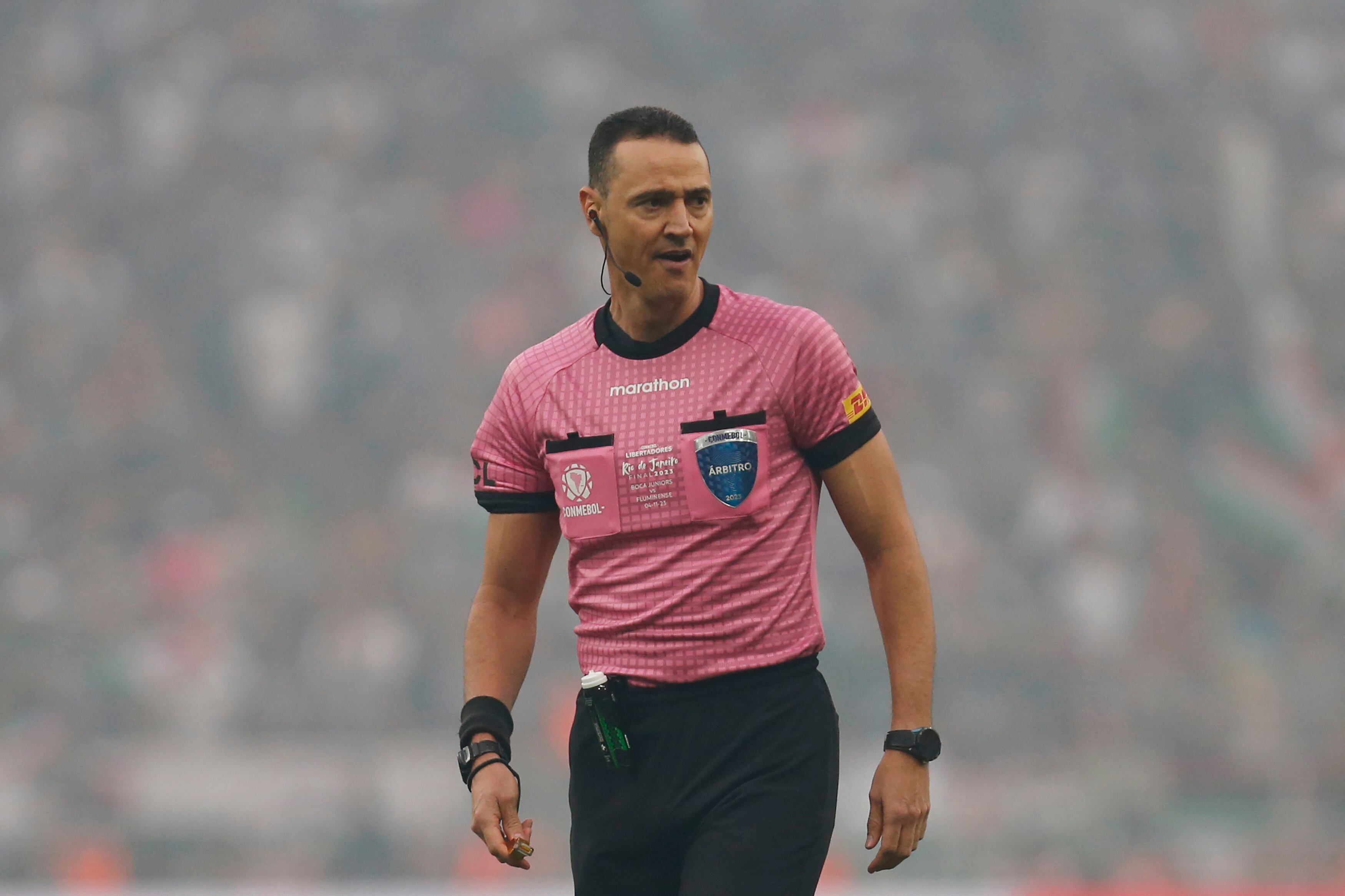 RIO DE JANEIRO, BRAZIL - NOVEMBER 04: Referee Wilmar Roldan looks on during the final match of Copa CONMEBOL Libertadores 2023 between Fluminense and Boca Juniors at Maracana Stadium on November 04, 2023 in Rio de Janeiro, Brazil. (Photo by Ricardo Moreira/Getty Images)