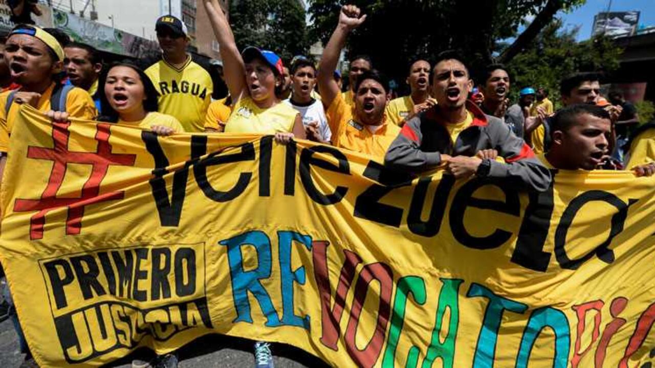 Opositores del gobierno de Nicolás Maduro protestaron para apoyar el revocatorio.