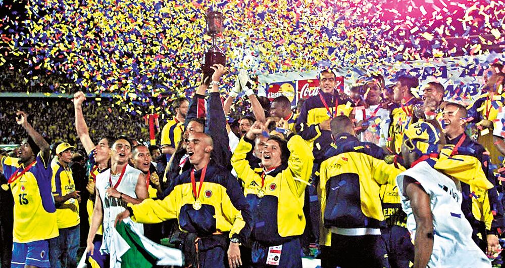 Colombia levantando el título de la Copa América de 2001.
