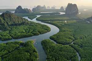 Vista aérea de la bahía de Phang nga al atardecer. Puedes ver montañas y selvas tropicales, Tailandia.