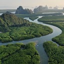 Vista aérea de la bahía de Phang nga al atardecer. Puedes ver montañas y selvas tropicales, Tailandia.