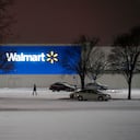 El estacionamiento de una tienda Walmart en Coit Road se vacía cuando una segunda tormenta de invierno trajo más nieve y temperaturas bajo cero en el Plano, Texas. Walmart anunció el martes que la cadena cerrará 415 tiendas en Texas debido al clima. (Smiley N. Pool / The Dallas Morning News vía AP)