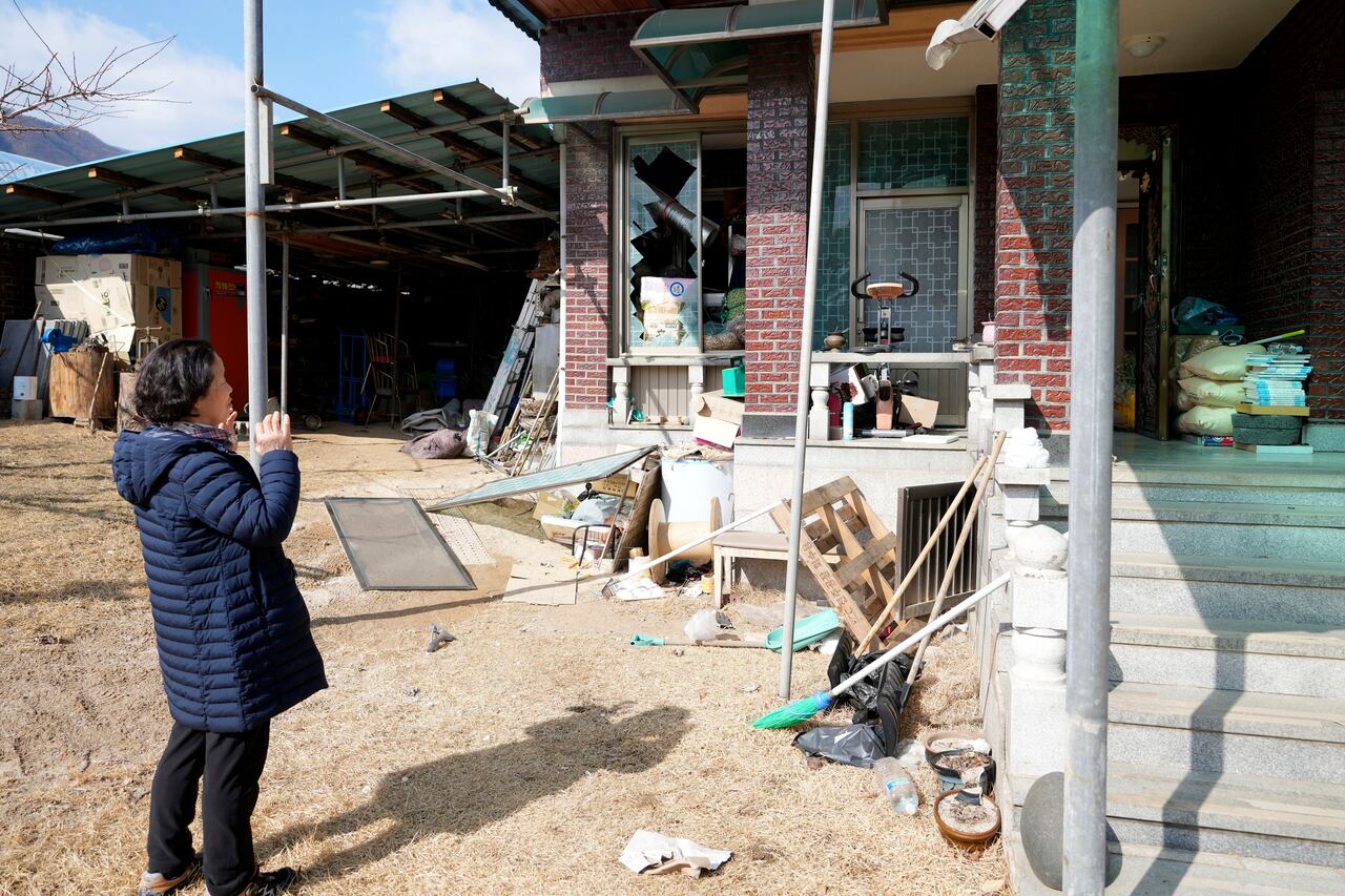 Park Sung-sook reacciona al ver su casa dañada cerca de un bombardeo accidental en Pocheon, Corea del Sur, el jueves 6 de marzo de 2025. (AP Foto/Lee Jin-man)