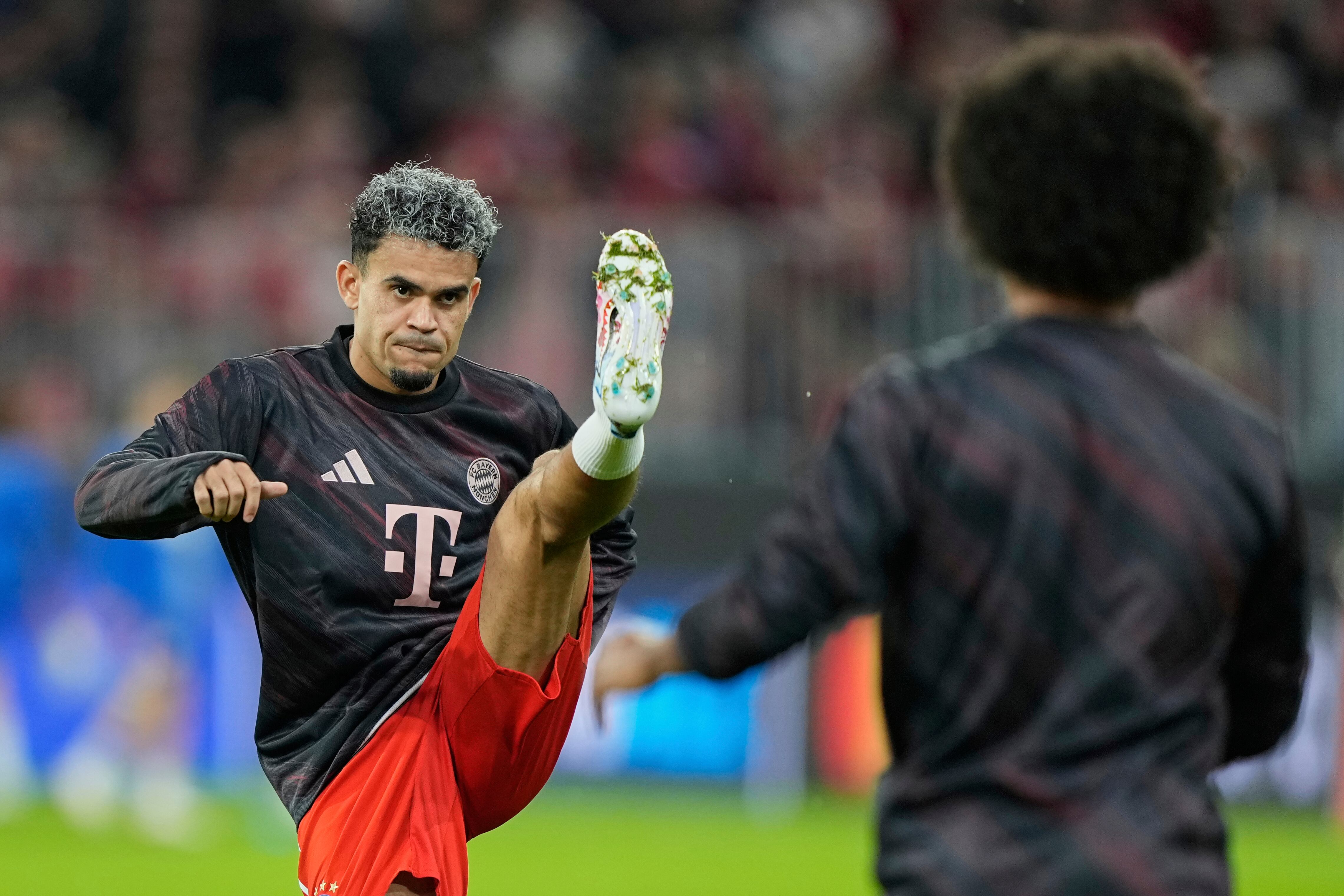 Bayern's Luis Diaz warms up prior to the start of the Champions League opening phase soccer match between FC Bayern Munich and Chelsea at the Allianz Arena in Munich, Germany, Wednesday, Sept. 17, 2025. (AP Photo/Martin Meissner)