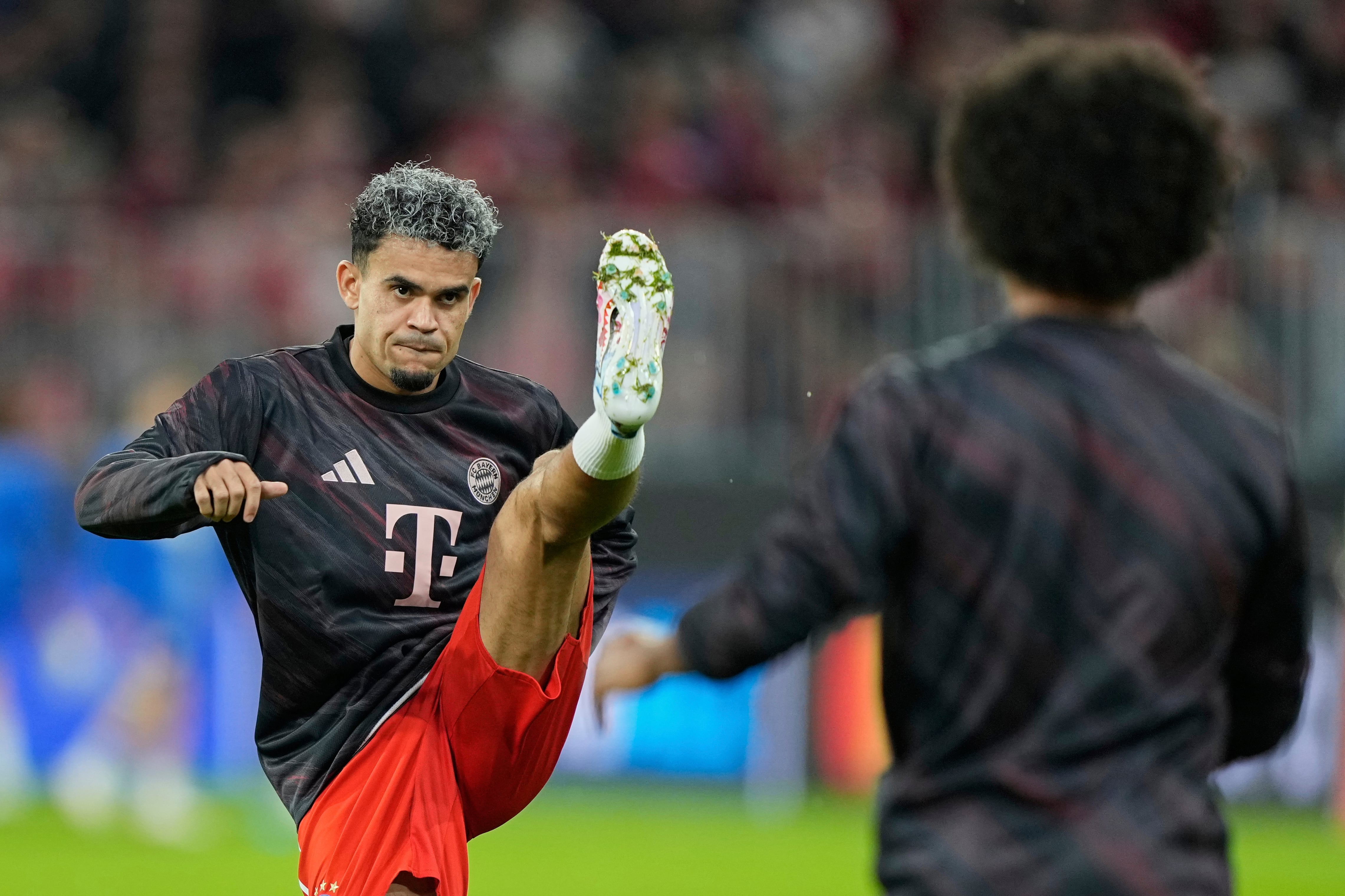Bayern's Luis Diaz warms up prior to the start of the Champions League opening phase soccer match between FC Bayern Munich and Chelsea at the Allianz Arena in Munich, Germany, Wednesday, Sept. 17, 2025. (AP Photo/Martin Meissner)