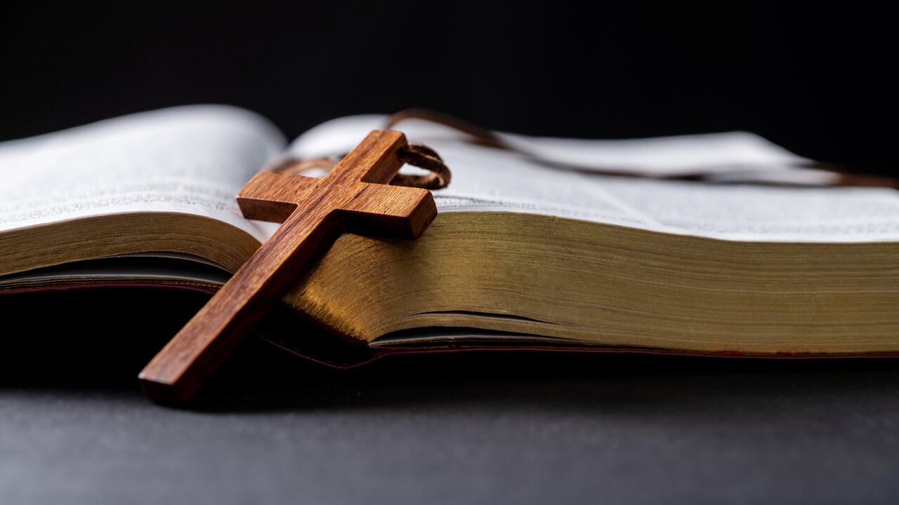 La oración es la mejor forma de pedir la intercesión de un ser supremo para lograr un milagro.