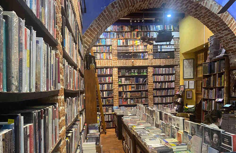 La librería Ábaco, Libros y Café, ubicada en el Centro Histórico de Cartagena, también sufre las consecuencias de la pandemia. Una buena parte de sus ventas dependía de los turistas del exterior, por lo que con la ciudad cerrada cada vez se hace más lejana la posibilidad de sobrevivir a la crisis. Foto: cortesía. 