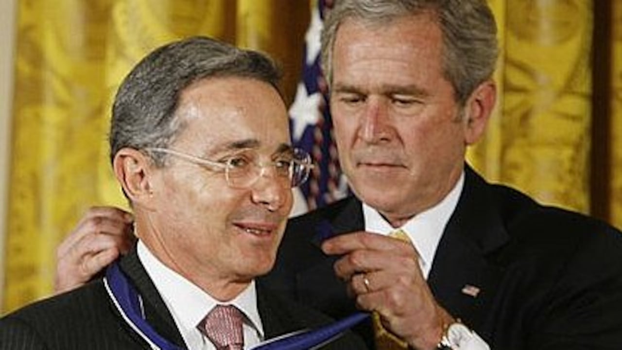 El presidente saliente de Estados Unidos George Bush condecoró a su homólogo de Colombia, Álvaro Uribe Vélez. (Fotos: AP)