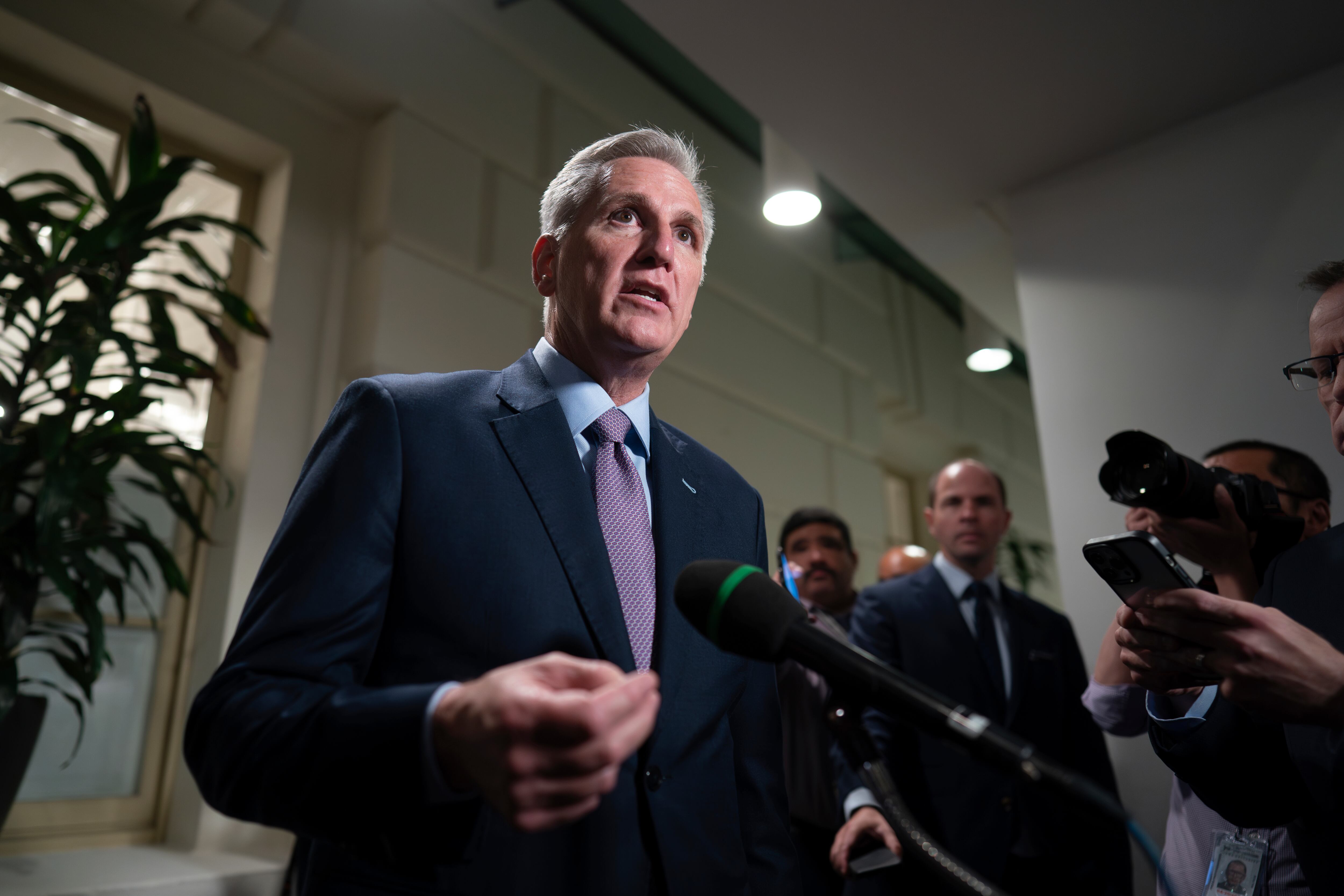 El presidente de la Cámara de Representantes, Kevin McCarthy, republicano por California, habla con los periodistas después de una reunión a puerta cerrada con el representante Matt Gaetz, republicano por Florida, y otros republicanos de la Cámara de Representantes