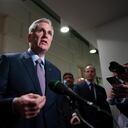 El presidente de la Cámara de Representantes, Kevin McCarthy, republicano por California, habla con los periodistas después de una reunión a puerta cerrada con el representante Matt Gaetz, republicano por Florida, y otros republicanos de la Cámara de Representantes