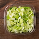 Almacenar el apio en el refrigerador, en una bolsa de plástico perforada o en un recipiente sellado ayudará a mantenerlo fresco y crujiente por más tiempo.