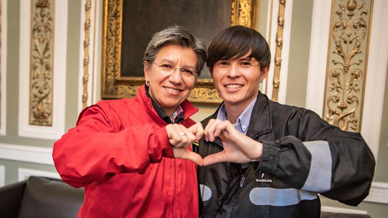 La alcaldesa de Bogotá, Claudia López, junto a Yeisson, el conductor del SITP que confrontó a los colados.