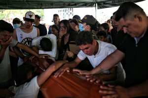 “Por qué nos lo mataron”: este es el desgarrador grito de los familiares del auxiliar de policía Santiago Endes, cuando recibieron el cuerpo para velarlo en su casa.