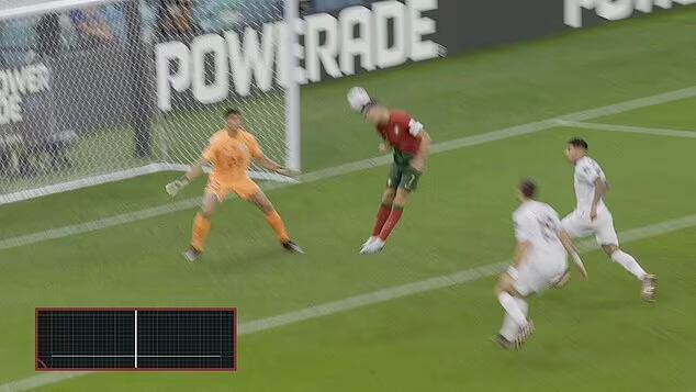 Aquí el momento en que Cristiano intenta cabecear la pelota dentro del área
