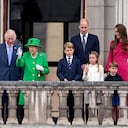 La reina Isabel II de Gran Bretaña se encuentra en el balcón del Palacio de Buckingham con la familia real.