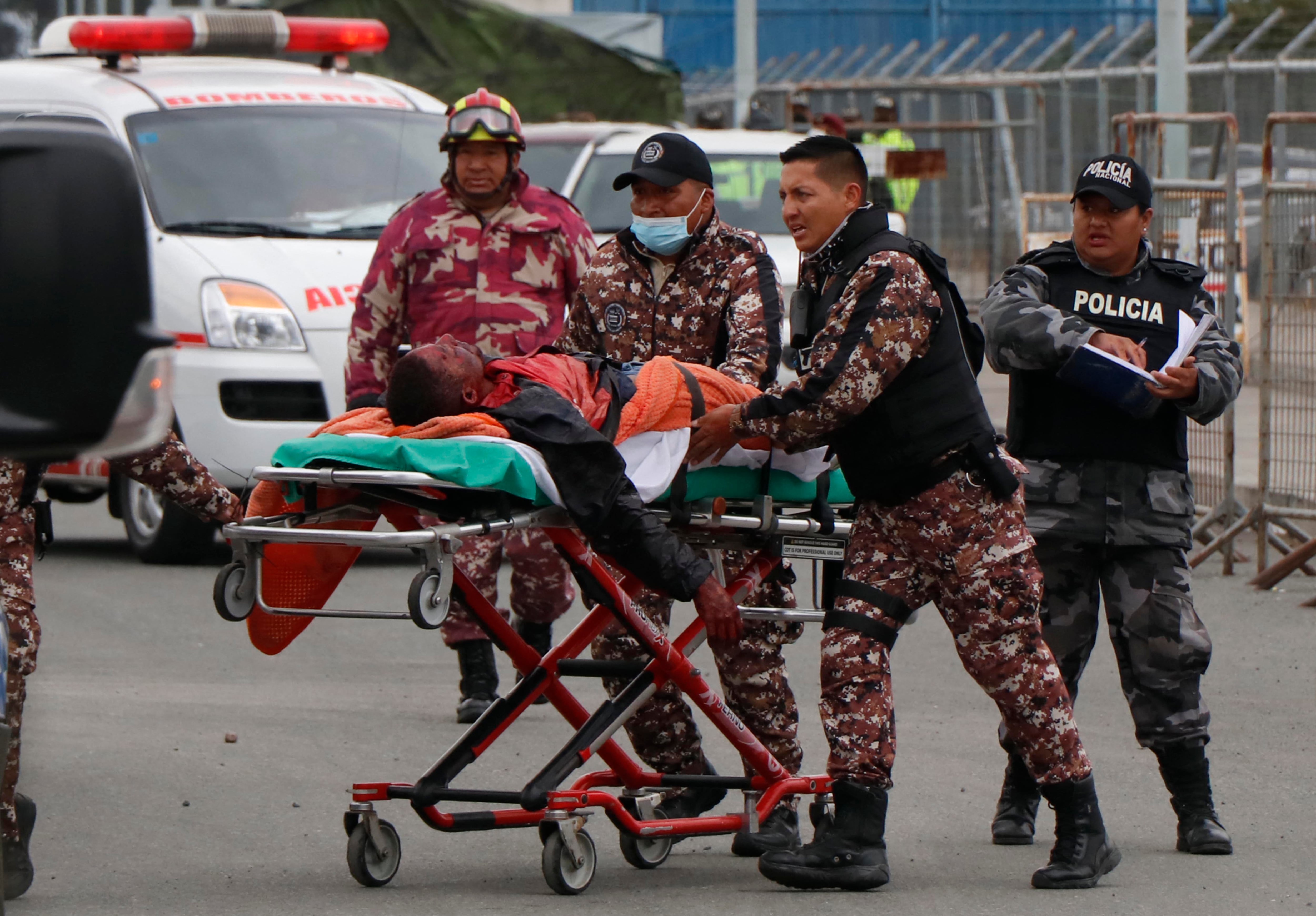 Las autoridades ecuatorianos intentan recuperar el orden y auxiliar a los heridos. (Photo by Galo Paguay / AFP)
