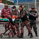 Las autoridades ecuatorianos intentan recuperar el orden y auxiliar a los heridos. (Photo by Galo Paguay / AFP)