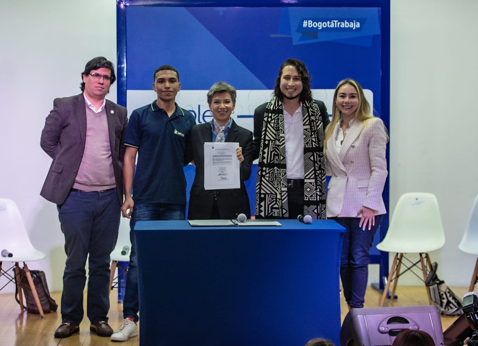 Firma del acuerdo de empleo.