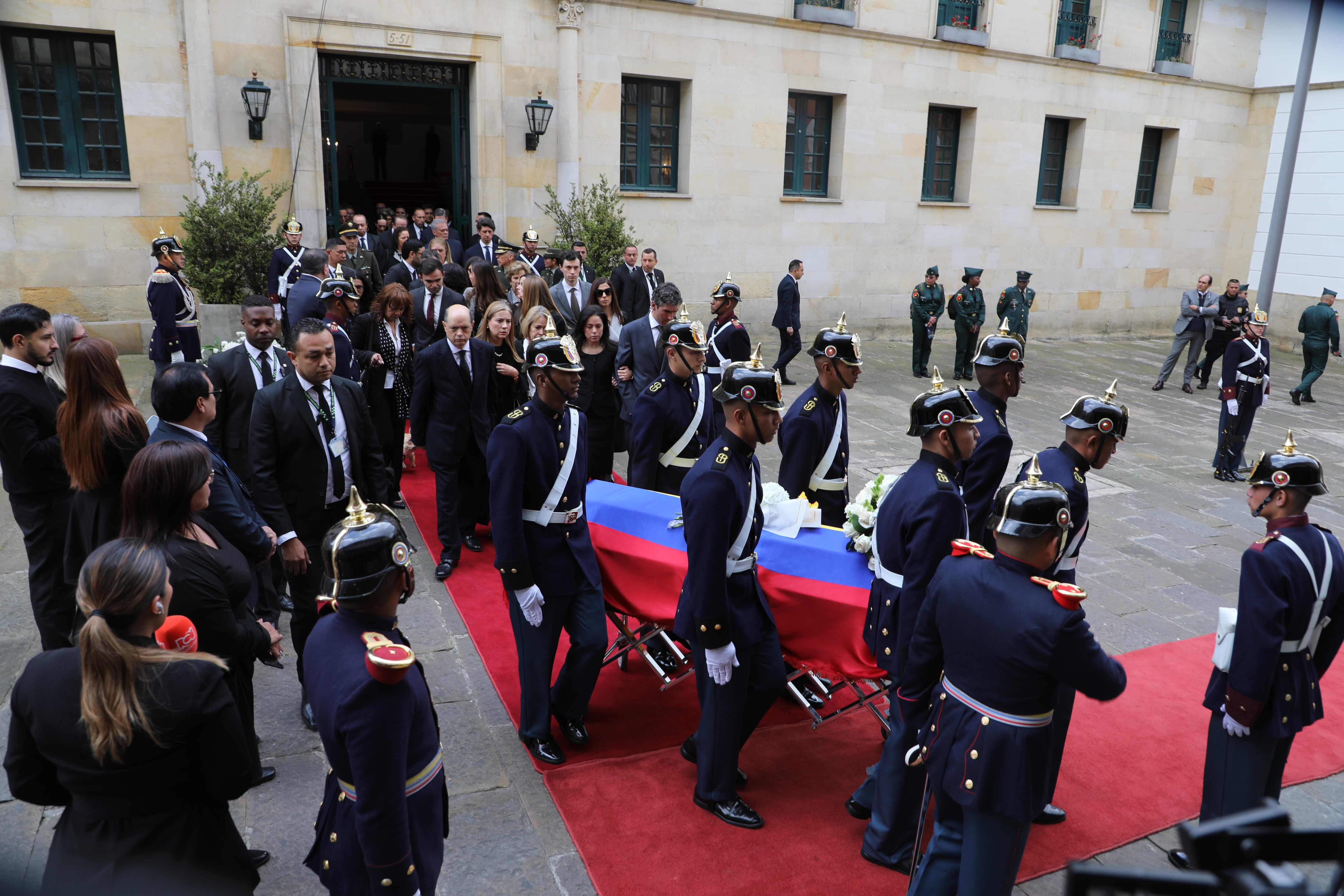 El féretro del exvicepresidente, Germán Vargas Lleras, es escoltado por la guardia presidencial desde el Palacio de San Carlos hasta la Catedral Primada.