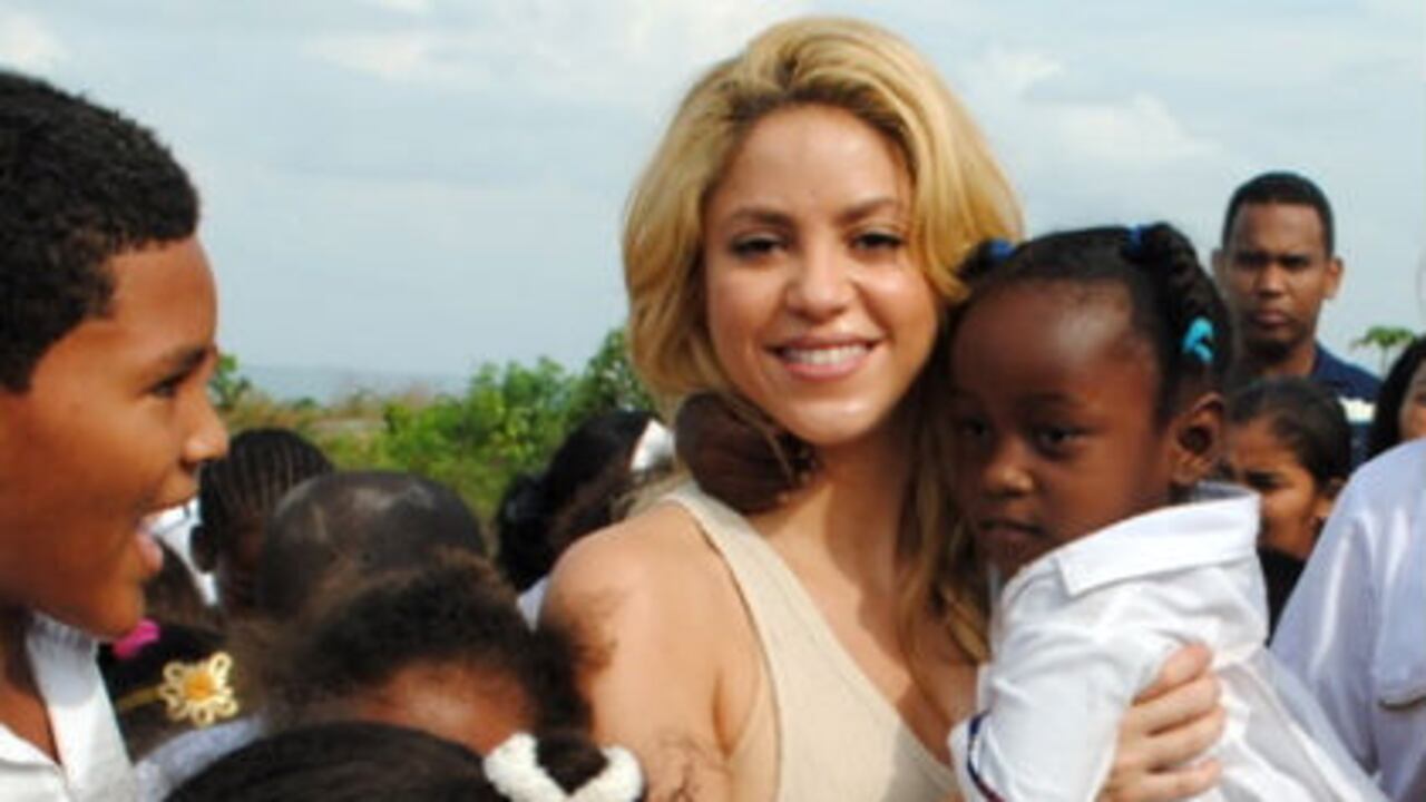 Shakira visitó este lunes la Loma del Peyé, una zona en donde el pandillismo y la prostitución hace más vulnerables a los niños del sector. Allí se construye el nuevo colegio.