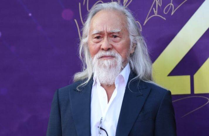 Deshun Wang (1936, Shenyang, China) “La gente puede cambiar sus vidas tantas veces como quiera”, es una de las frases más reconocidas de este hombre que se hizo famoso a los 80 años al desfilar en la Semana de la Moda de Pekín. Aunque se dedicó durante toda su vida al arte, solo hasta esta aparición se convirtió en un fenómeno de las redes sociales, por lo que ha sido apodado “el abuelo más sexy de China” y ha protagonizado comerciales para marcas de ropa deportiva, todo gracias a su filosofía de aprender cosas nuevas sin importar la edad, pues a los cuarenta y cuatro años comenzó a estudiar inglés y a los cincuenta fue por primera vez a un gimnasio.  Foto: Getty Images / VOG