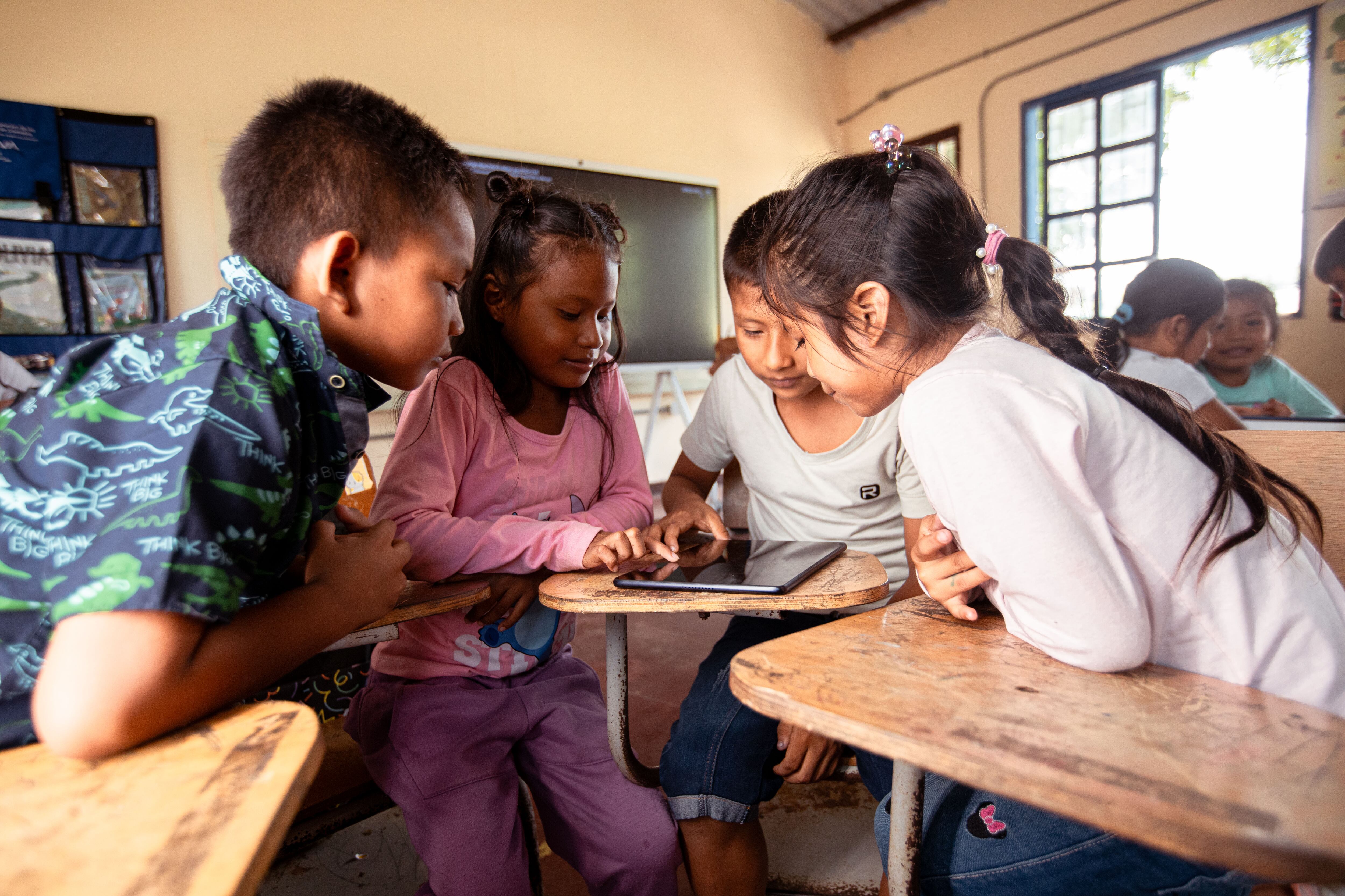 Claro ha llevado herramientas tecnológicas a poblaciones vulnerables en 28 departamentos del país.