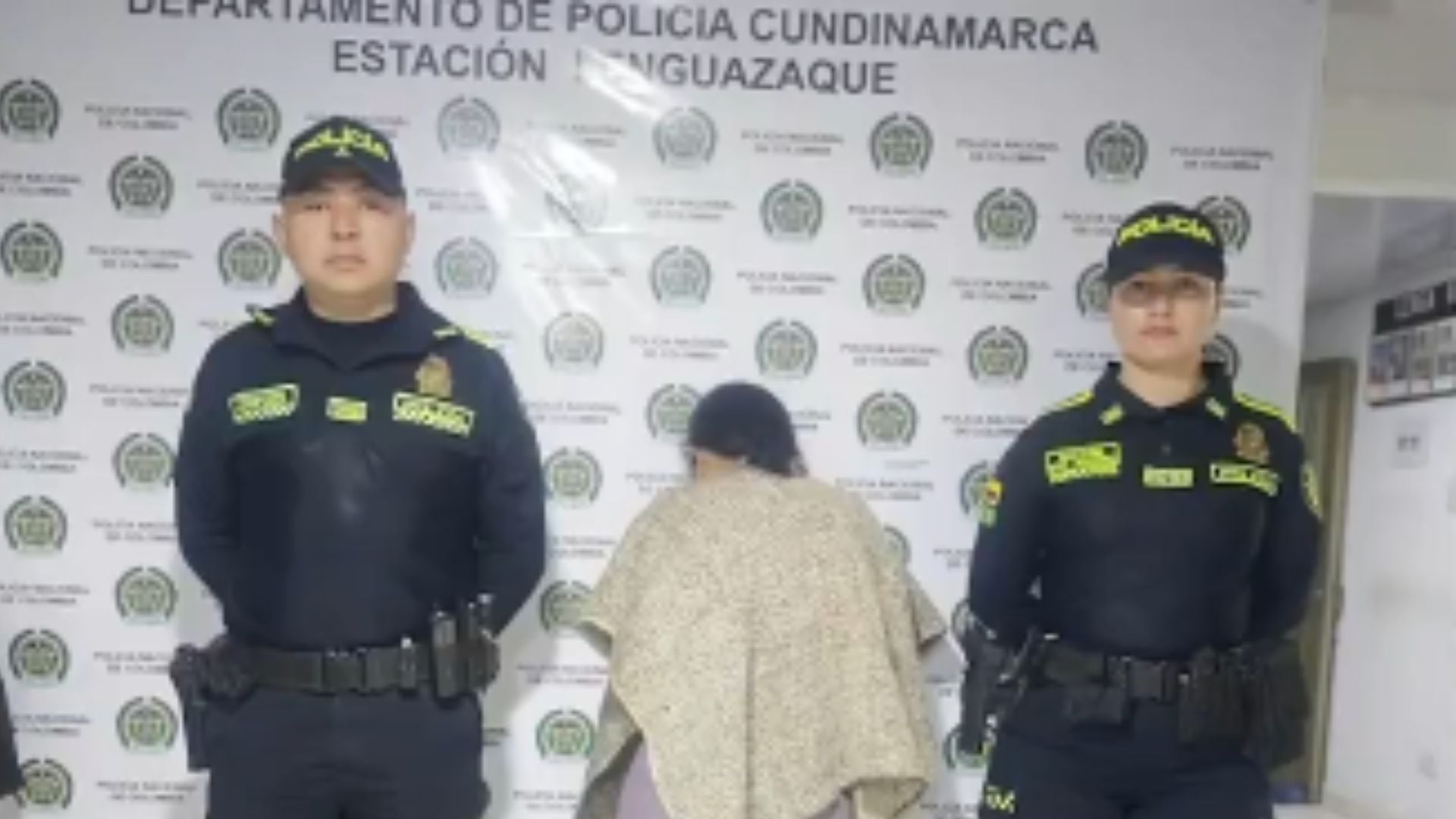 Mujer arrestada por chocar en repetidas ocasiones a un vehículo con menores de edad