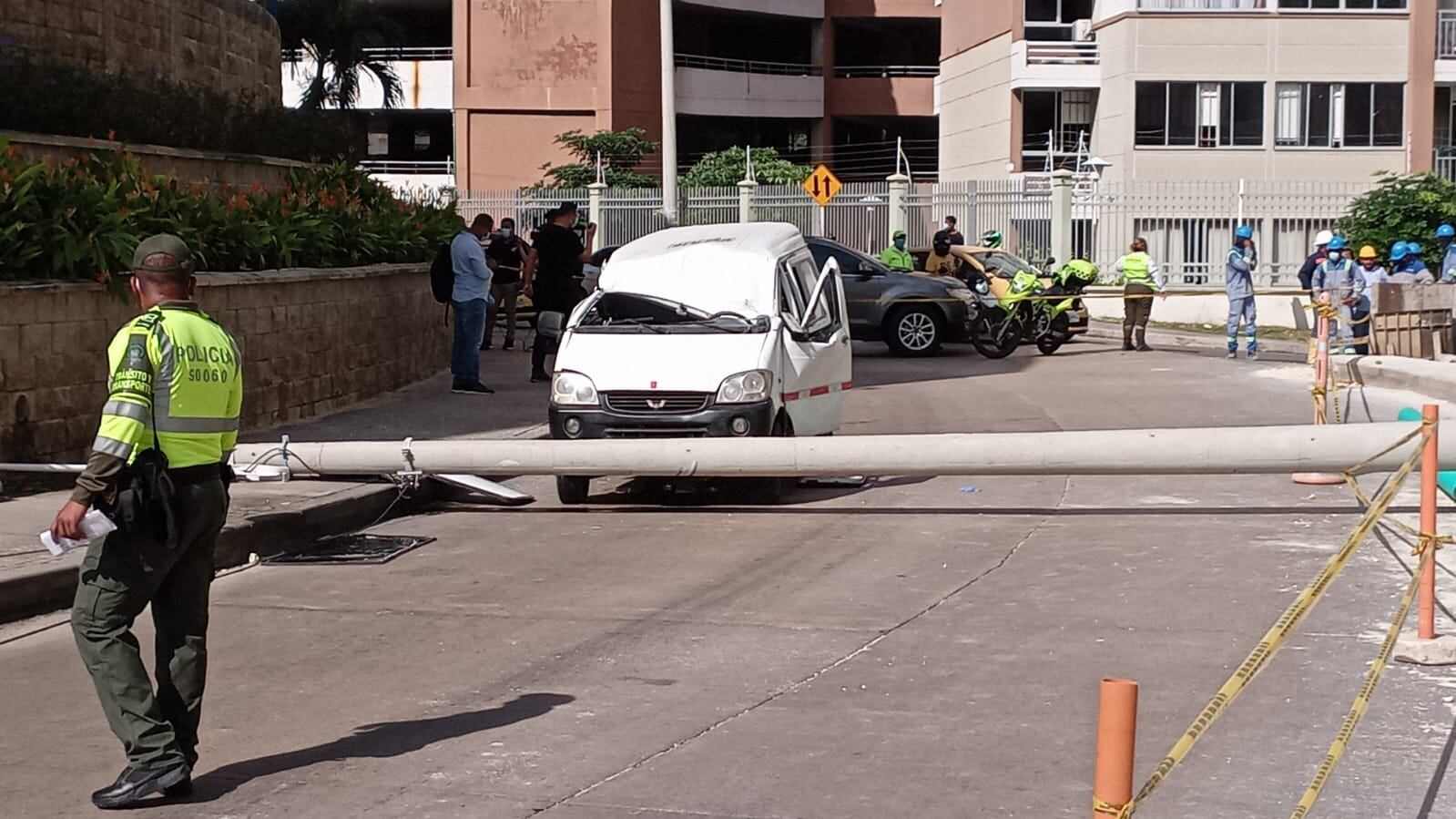 Grave accidente en Barranquilla: un poste cayó sobre un vehículo particular