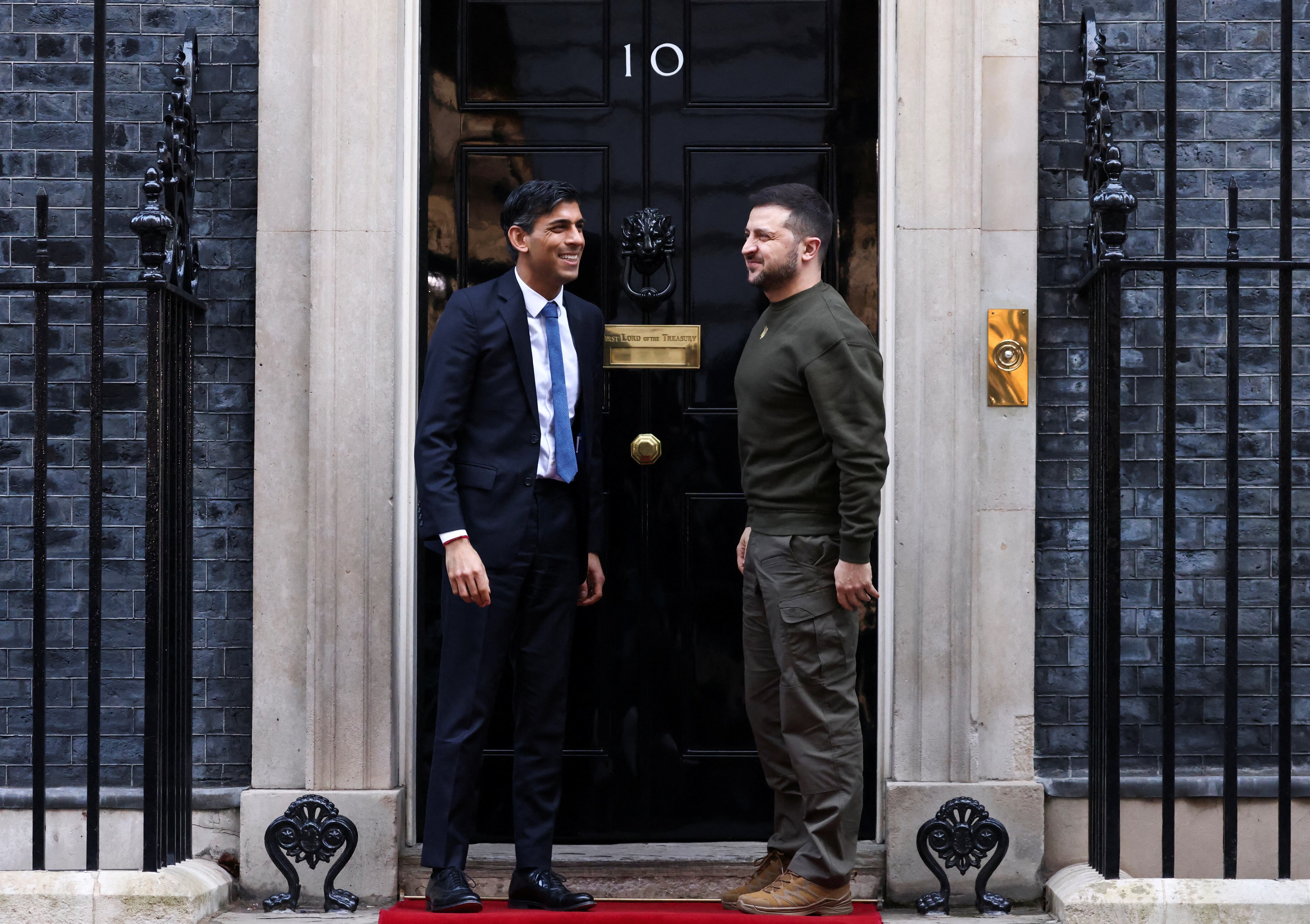 A su llegada al Reino Unido, Zelenski ha destacado en un mensaje en su cuenta en Telegram que "Reino Unido fue uno de los primeros en acudir a la ayuda de Ucrania".