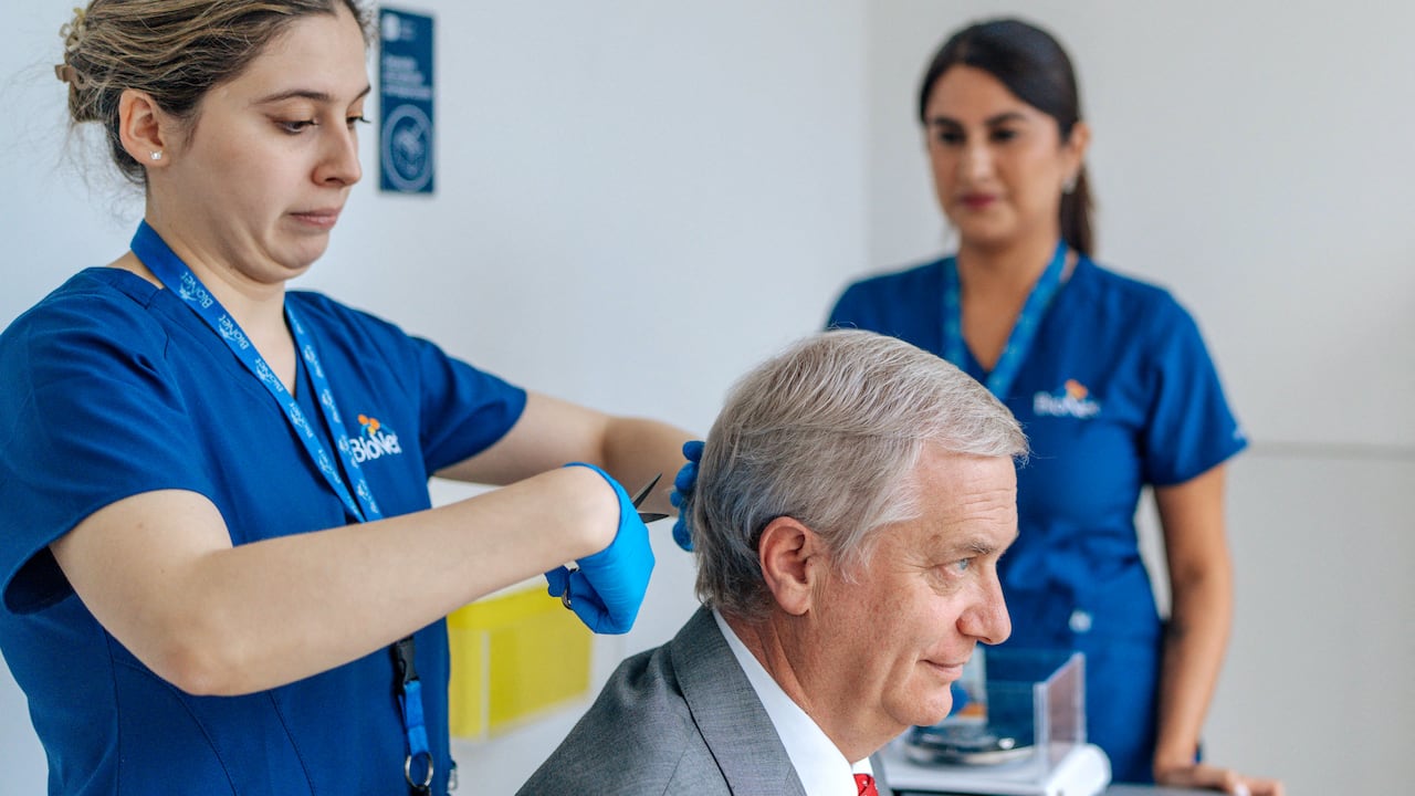 Fotografía distribuida por la Presidencia de Chile muestra al presidente de Chile, José Antonio Kast, cortándose el cabello para una prueba de drogas en Santiago el 8 de abril de 2026