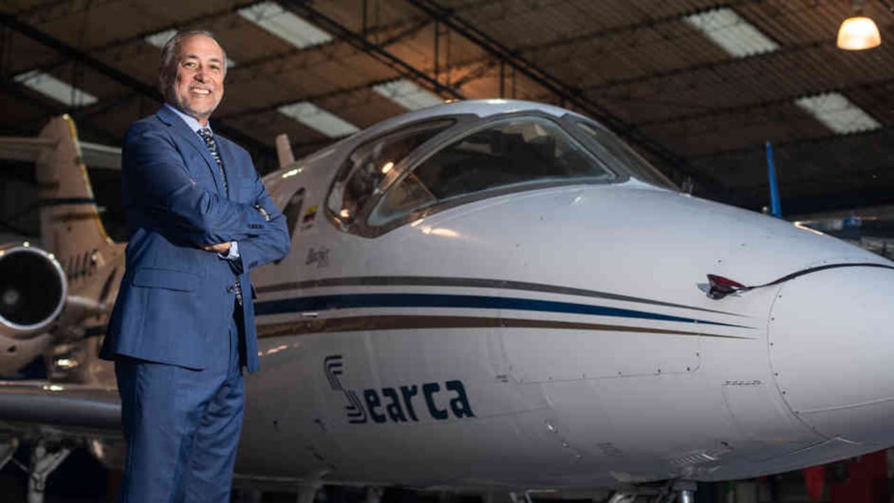 Jorge Alberto Campillo, gerente de Searca, junto a un jet Hawker Beech 400 A, con capacidad para ocho pasajeros, avión insignia de la compañía.