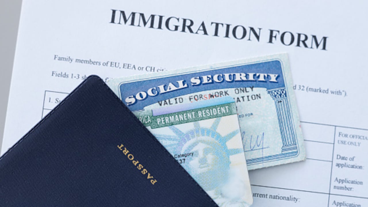 Por esta razón puede perder la tarjeta de residente permanente 'green card'.