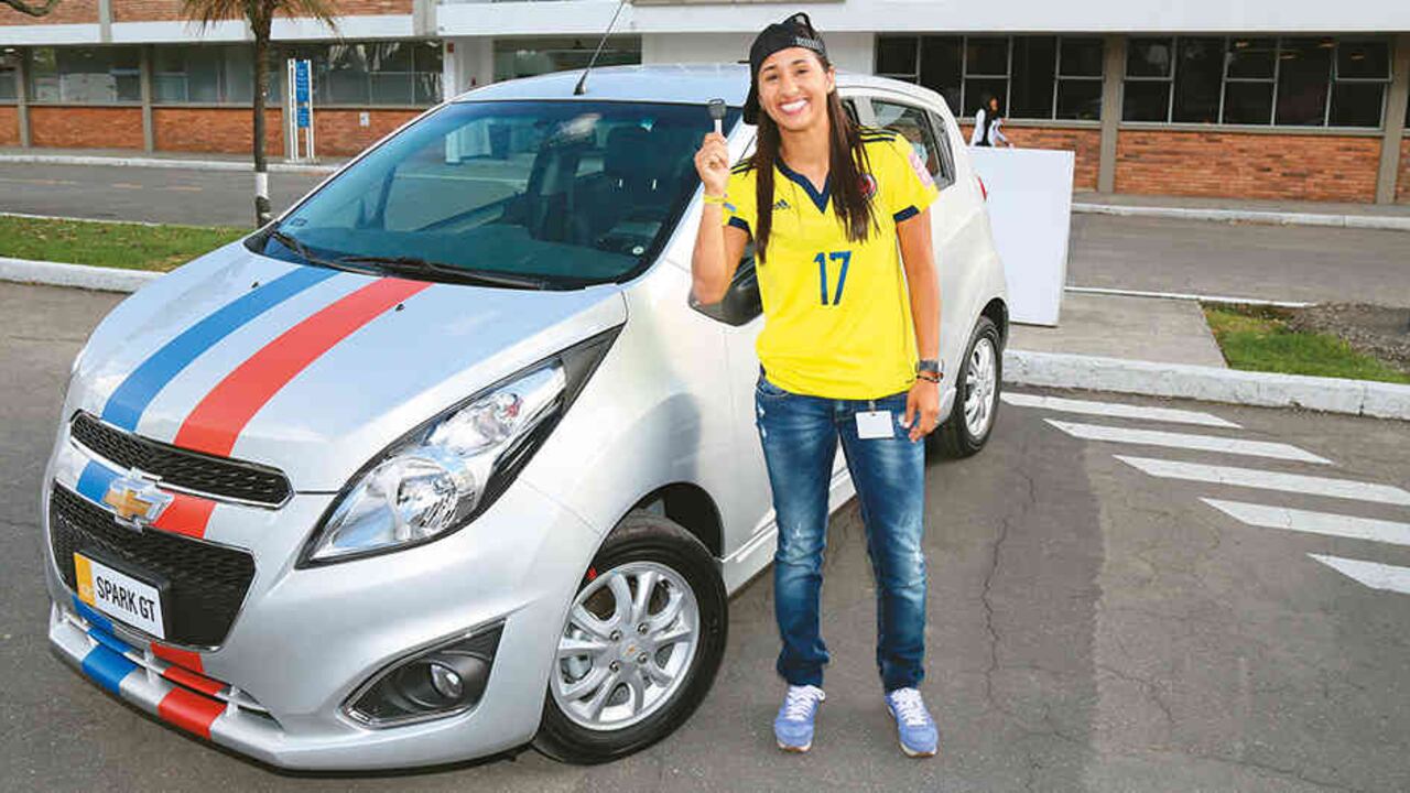 Carolina Arias, centrocampista de la Selección Colombia, con su carro Spark GT.