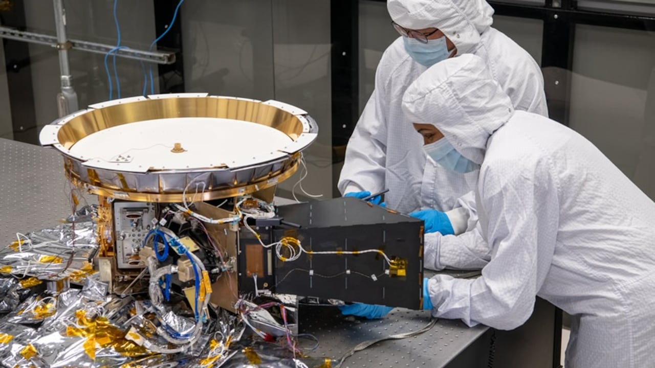 Dos ingenieros trabajan en L’Ralph, el instrumento más complicado que volará en la misión Lucy a los asteroides troyanos de Júpiter.
Europa Press
(Foto de ARCHIVO)
10/2/2021