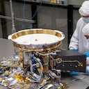 Dos ingenieros trabajan en L’Ralph, el instrumento más complicado que volará en la misión Lucy a los asteroides troyanos de Júpiter.
Europa Press
(Foto de ARCHIVO)
10/2/2021