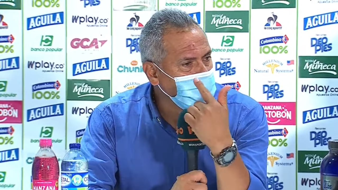 Hernán Torres señala su herida después de la ida de la Superliga frente al Deportivo Cali